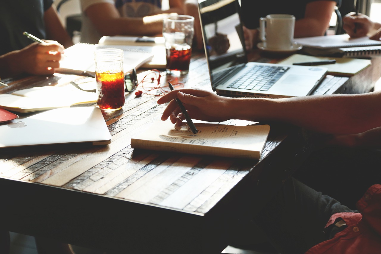 Frauen Büroarbeit im Cafe